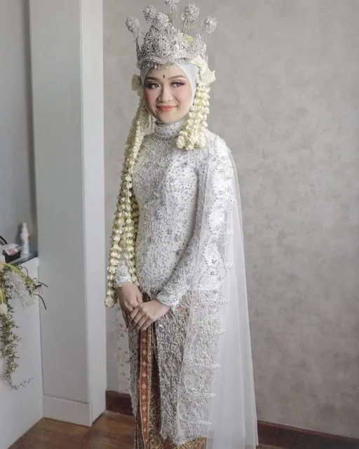 7 Ide Kebaya untuk Akad Nikah Saat Pandemi. Tetap Istimewa Walau Gelaran Acaranya Privat Aja 9