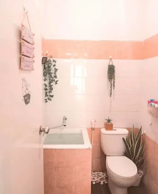 Desain Kamar Mandi Kecil di Dalam Kamar Tidur yang Tampak Lega, Meski Ukurannya Cuma 2x1 Saja 30