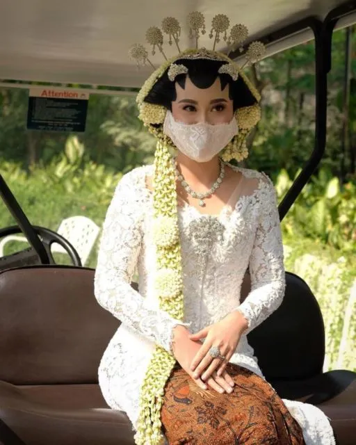 7 Ide Kebaya untuk Akad Nikah Saat Pandemi. Tetap Istimewa Walau Gelaran Acaranya Privat Aja 10