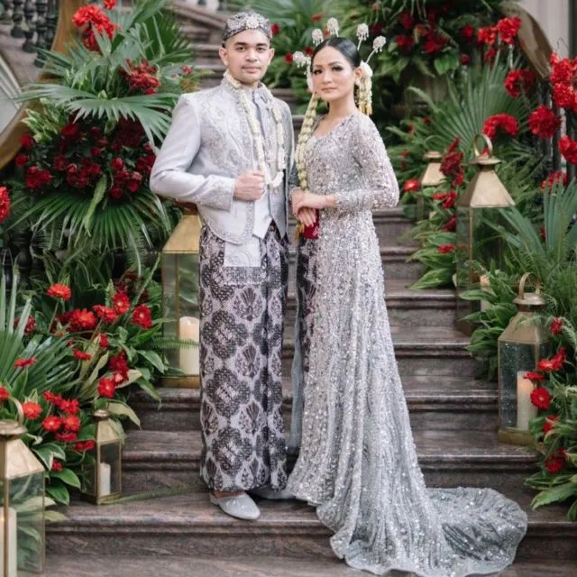 7 Ide Kebaya Lamaran Cantik Nuansa Earth-tone yang Kalem Menawan. Berkelas! 10