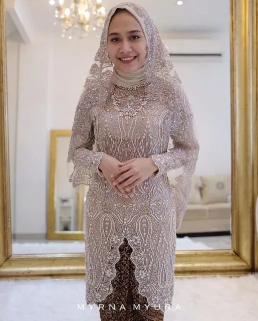 12 Ide Kebaya dengan Tudung Nikah yang Bahannya Sama. Sempurna Walau Syukurannya Sederhana 13