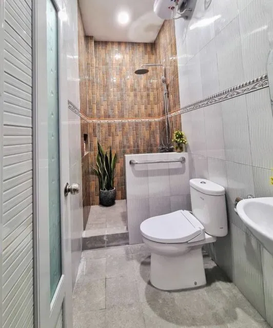 Desain Kamar Mandi Kecil di Dalam Kamar Tidur yang Tampak Lega, Meski Ukurannya Cuma 2x1 Saja 25