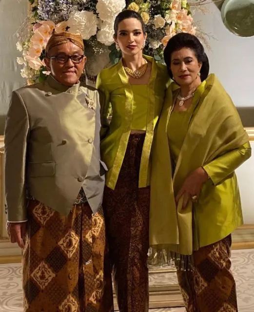 Makin Anggun, Ini Dia 7 Potret Nia Ramadhani Saat Berkebaya. Auranya Luar Biasa! 9
