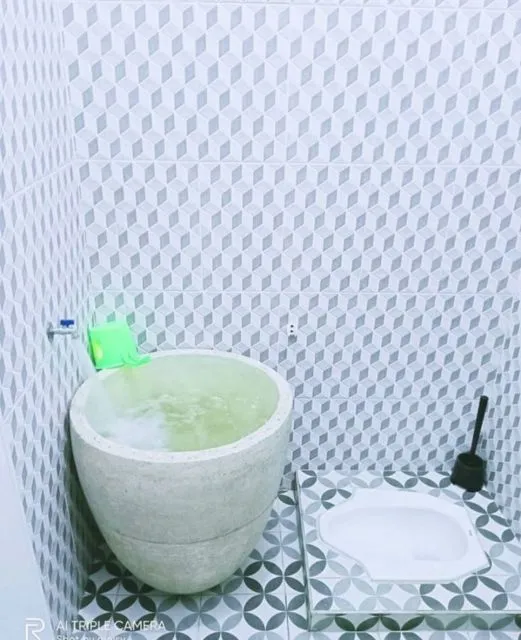 Desain Kamar Mandi Kecil di Dalam Kamar Tidur yang Tampak Lega, Meski Ukurannya Cuma 2x1 Saja 24