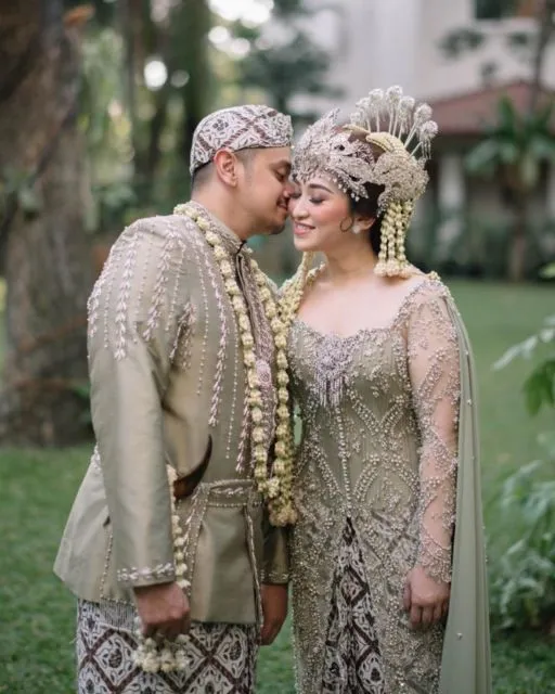 7 Ide Kebaya untuk Akad Nikah Saat Pandemi. Tetap Istimewa Walau Gelaran Acaranya Privat Aja 8
