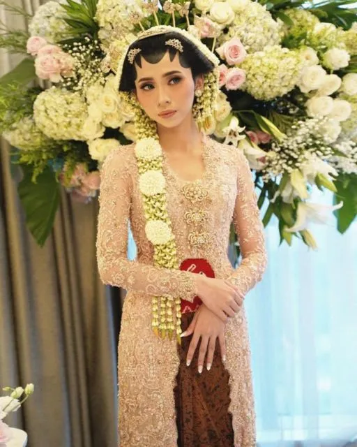 7 Ide Kebaya untuk Akad Nikah Saat Pandemi. Tetap Istimewa Walau Gelaran Acaranya Privat Aja 13