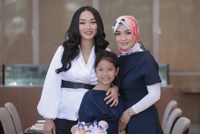 Satu Frame Saat Rayakan Ulang Tahun Aqila, Zaskia Gotix dan Mantan Istri Sirajuddin Banjir Pujian 4
