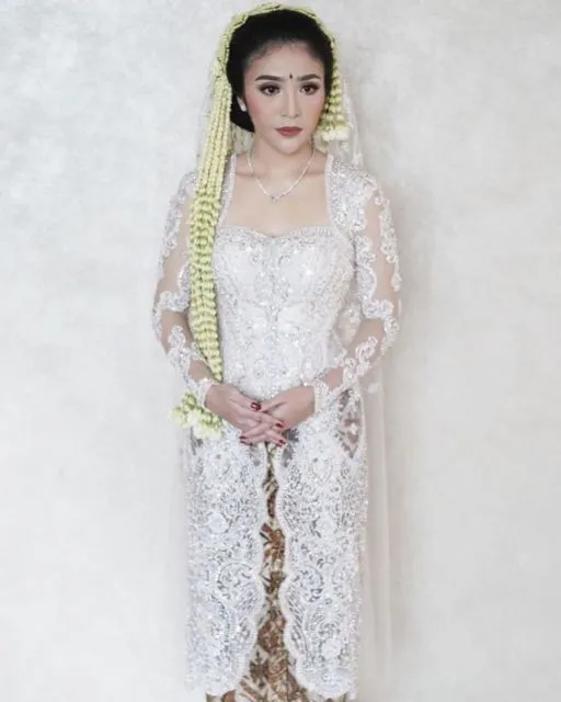 7 Ide Kebaya untuk Akad Nikah Saat Pandemi. Tetap Istimewa Walau Gelaran Acaranya Privat Aja 12