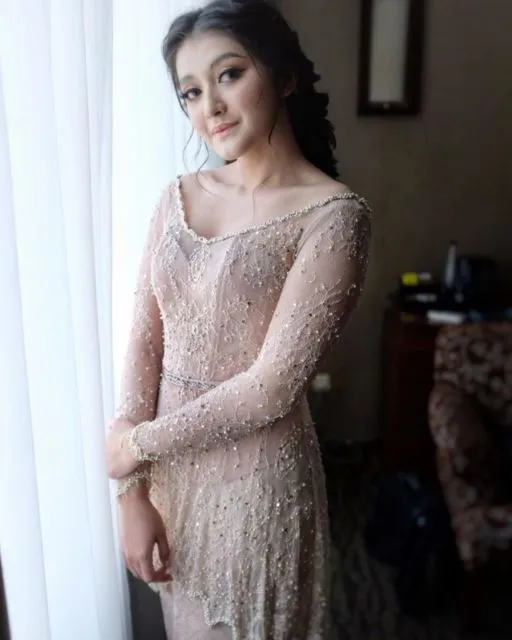 7 Ide Kebaya Lamaran Cantik Nuansa Earth-tone yang Kalem Menawan. Berkelas! 8