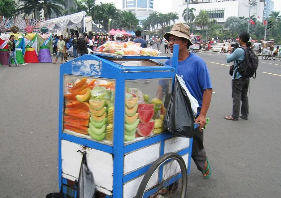 Alasan Kenapa Orang Jualan Buah Pakai Akuarium, Sementara Jual Ikan Malah Diplastikin. Simak nih~ 5