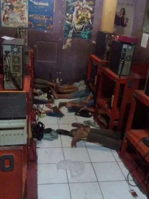 11 Pose Kocak Orang-Orang yang Ketiduran di Warnet. Anak Warnet Sejati Bakal Senyum-Senyum Sendiri Lihat ini 17
