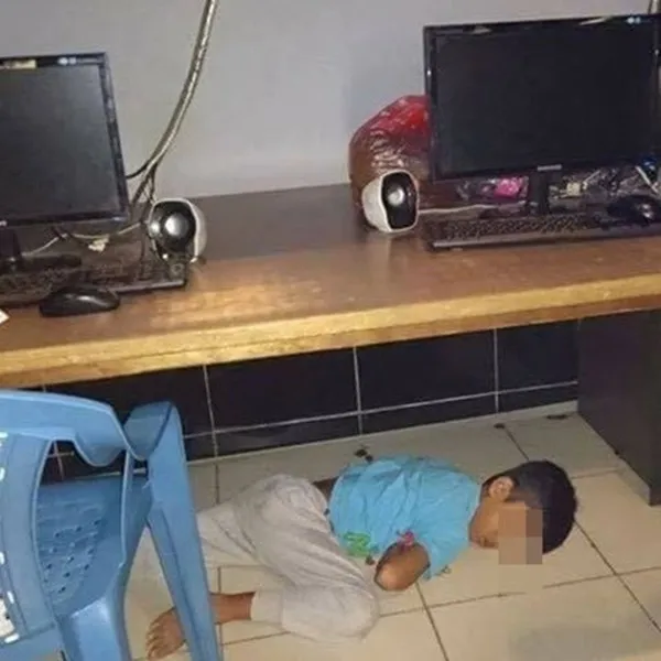 11 Pose Kocak Orang-Orang yang Ketiduran di Warnet. Anak Warnet Sejati Bakal Senyum-Senyum Sendiri Lihat ini 20