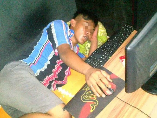11 Pose Kocak Orang-Orang yang Ketiduran di Warnet. Anak Warnet Sejati Bakal Senyum-Senyum Sendiri Lihat ini 15