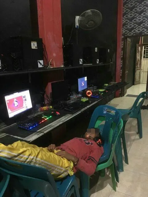 11 Pose Kocak Orang-Orang yang Ketiduran di Warnet. Anak Warnet Sejati Bakal Senyum-Senyum Sendiri Lihat ini 16