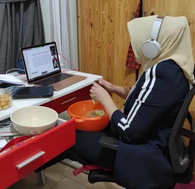 Potret Ibu-ibu Multitasking yang Bakal Bikin Terkesima. Nggak Ada Lawan! 11