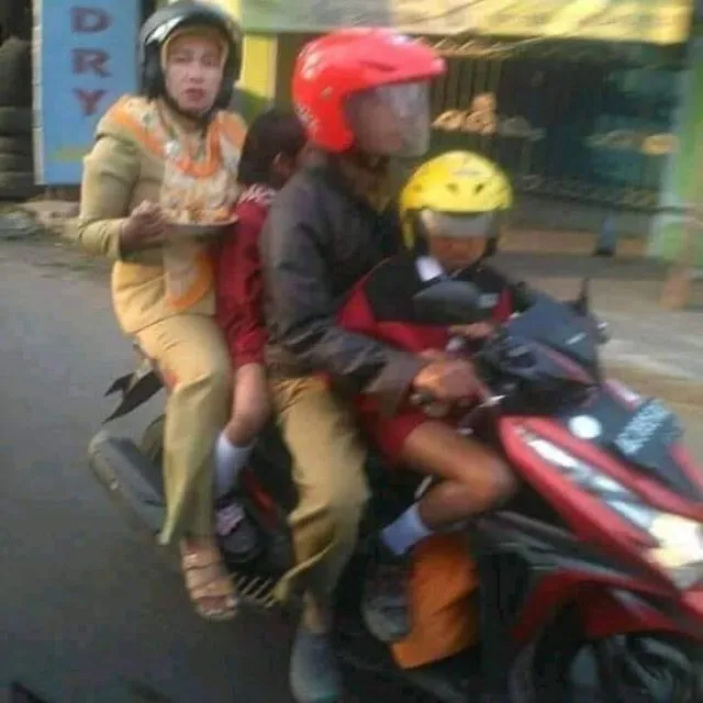 Potret Ibu-ibu Multitasking yang Bakal Bikin Terkesima. Nggak Ada Lawan! 13