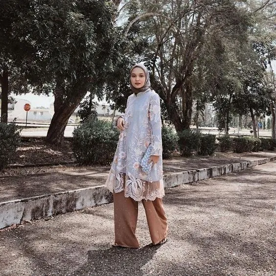 Selain Jarik, Ini 4 Alternatif Bawahan yang Nggak Kalah Elegan Buat Pasangan Kebaya! 6