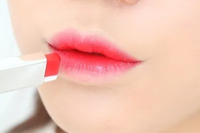 Wajib Tahu! Inilah Alasan Kenapa Nggak Semua Cewek Cocok Pakai Lipstik Ombre 6