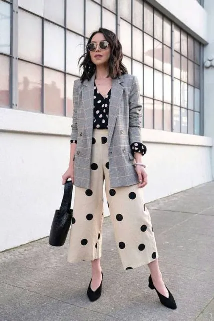 8 Potret Cewek yang PD dengan Baju dan Celana Beda Motif. Unik dan Bisa Ditiru! 12