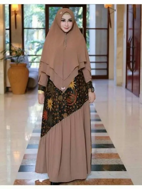 Buat Alternatif Selain Kebaya, Ini 8 Gamis Motif Batik yang Simpel tapi Anggun! 11