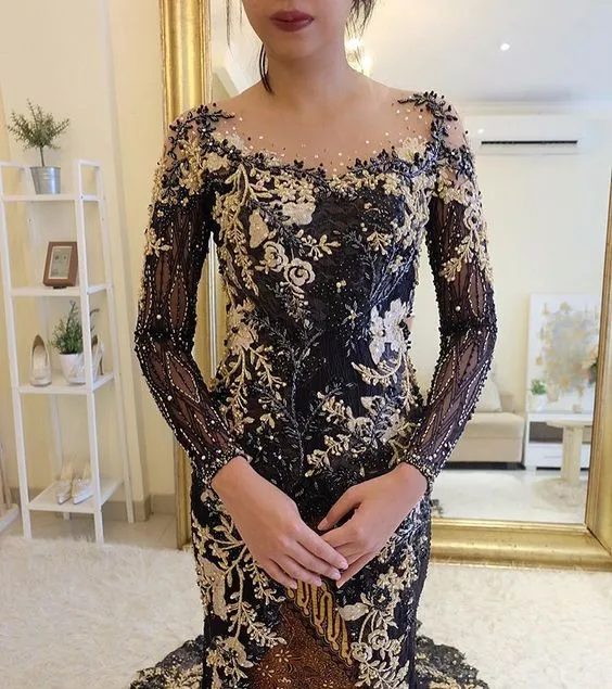 9 Ide Kebaya Lokal Bermotif Bunga 3D; Cantik dan Elegannya Lebih Nyata! 11