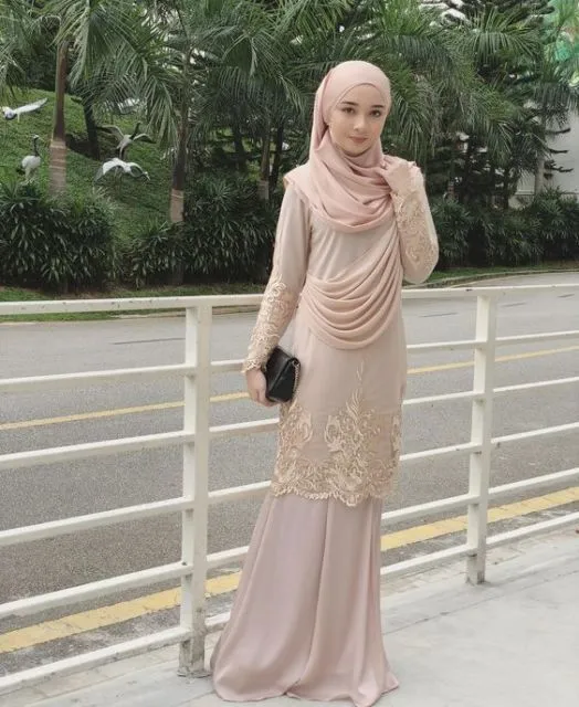 Cantiknya Kebaya Bernuansa Cokelat Berbahan Kombinasi. Simpel tapi Terlihat 'Mahal'! 14
