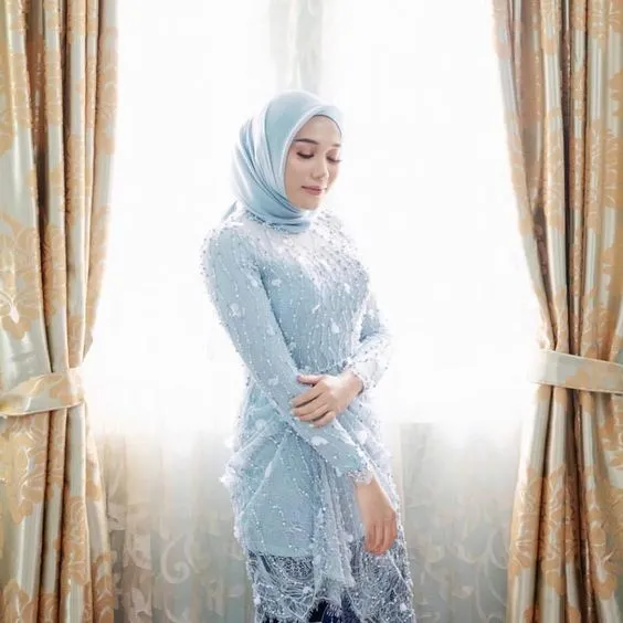 Cerahnya Nggak Norak, Ini Kumpulan Kebaya Biru dan Hijau yang Manis dan Feminin! 9