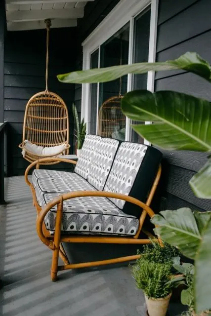 8 Desain Kursi Teras Minimalis Aneka Material, Bikin Tamu Betah Singgah! 16