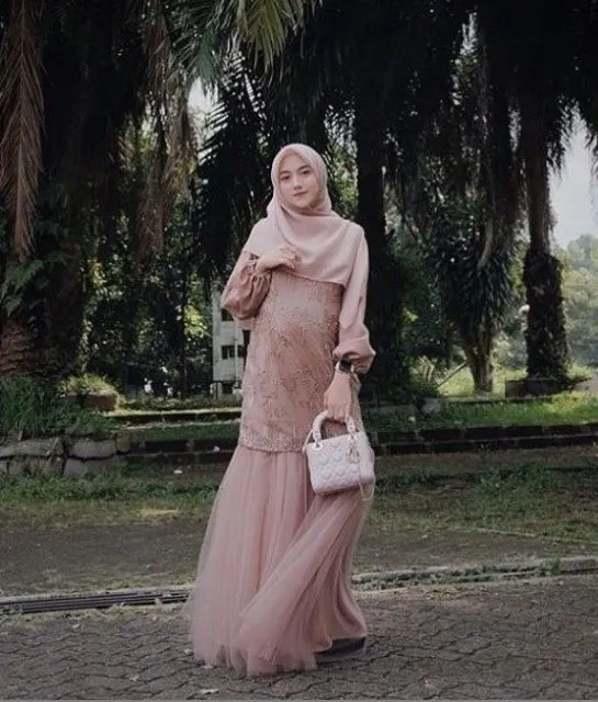 9 Kebaya Percampuran Kain yang Cantik Banget Buat Wisuda Hingga Lamaran. Unik tapi Elegan! 11