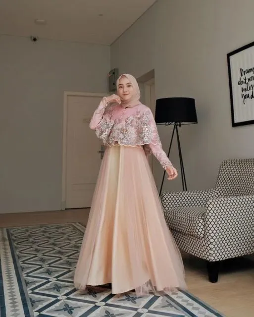 Pesona Kebaya Cape yang Menawan; Solusi Buat Pemilik Lengan dan Dada Besar! 15