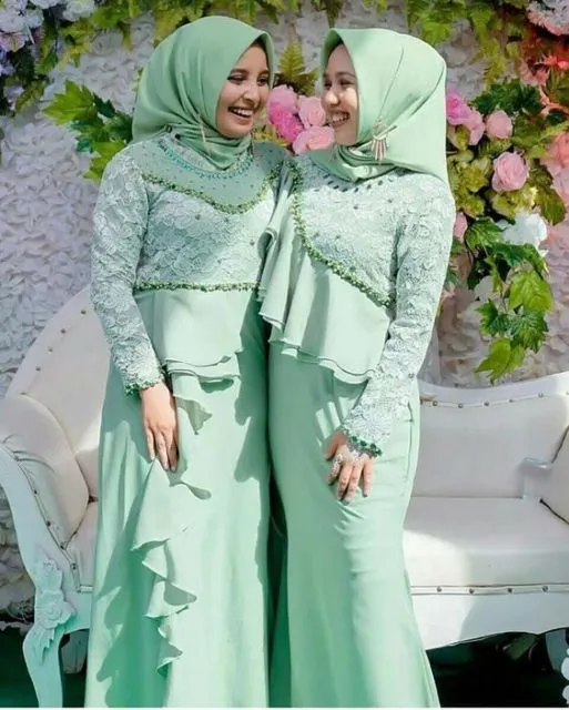Cerahnya Nggak Norak, Ini Kumpulan Kebaya Biru dan Hijau yang Manis dan Feminin! 13