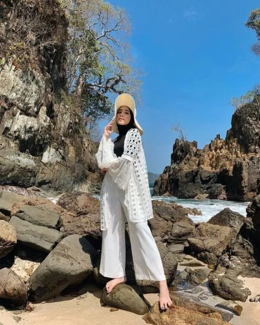 8 Ide Model Cardigan Berwarna Cerah Buat Hijabers. Lucu dan Kekinian Banget! 12