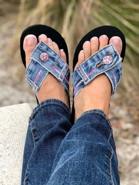 Parade Sandal dan Sepatu Berbahan Jeans yang Kece Abis. Tren Baru Nih! 20