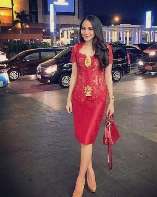 Jarang Dilirik Padahal Cantik, Ini 9 Bukti Kalau Kebaya Warna Merah Nggak Kalah Menawan! 15