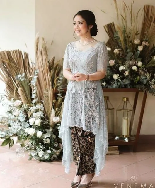 Cerahnya Nggak Norak, Ini Kumpulan Kebaya Biru dan Hijau yang Manis dan Feminin! 15