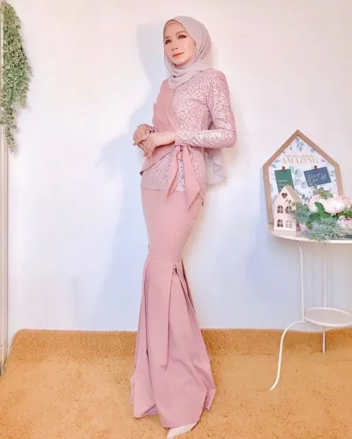 5 Model Kebaya Merah Muda Anti Pasaran di 2020. Adakah yang Sama dengan Punyamu? 10