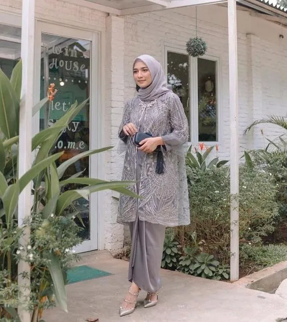 Selain Jarik, Ini 4 Alternatif Bawahan yang Nggak Kalah Elegan Buat Pasangan Kebaya! 8