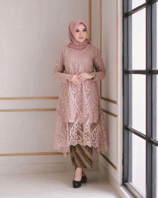 5 Model Kebaya Merah Muda Anti Pasaran di 2020. Adakah yang Sama dengan Punyamu? 6