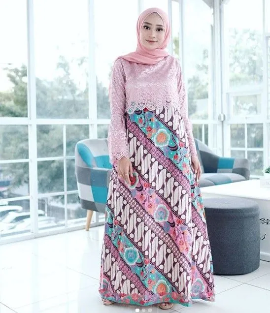 Buat Alternatif Selain Kebaya, Ini 8 Gamis Motif Batik yang Simpel tapi Anggun! 10