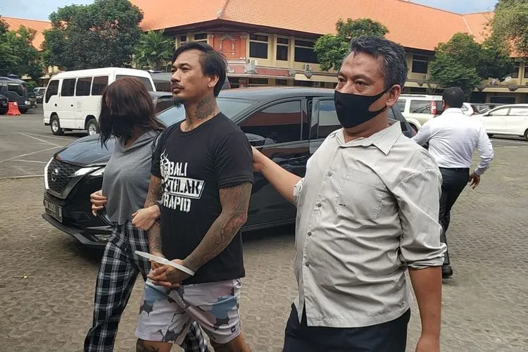 Jerinx SID Ditahan dan jadi Tersangka, sang Istri: Jangan Takut, Aku Tetap di Sini 3