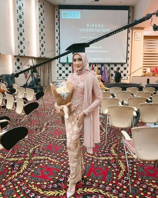 Cantiknya Kebaya Bernuansa Cokelat Berbahan Kombinasi. Simpel tapi Terlihat 'Mahal'! 16