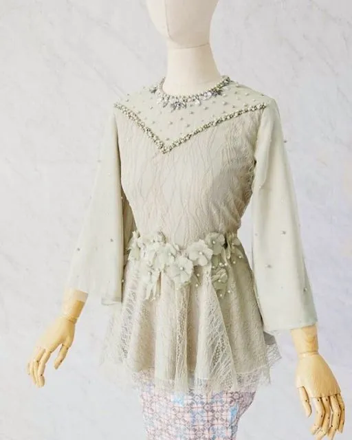 9 Ide Kebaya Lokal Bermotif Bunga 3D; Cantik dan Elegannya Lebih Nyata! 10