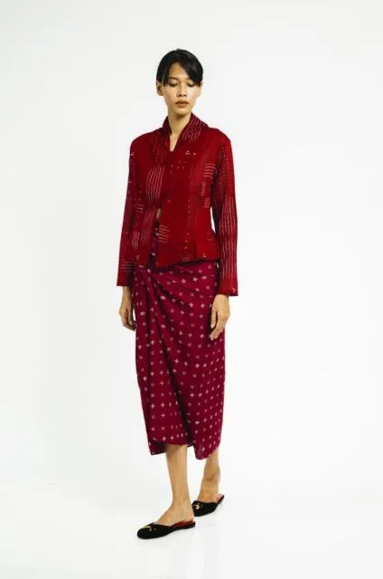 Jarang Dilirik Padahal Cantik, Ini 9 Bukti Kalau Kebaya Warna Merah Nggak Kalah Menawan! 13