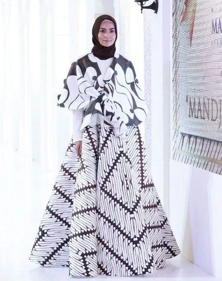 Buat Alternatif Selain Kebaya, Ini 8 Gamis Motif Batik yang Simpel tapi Anggun! 15