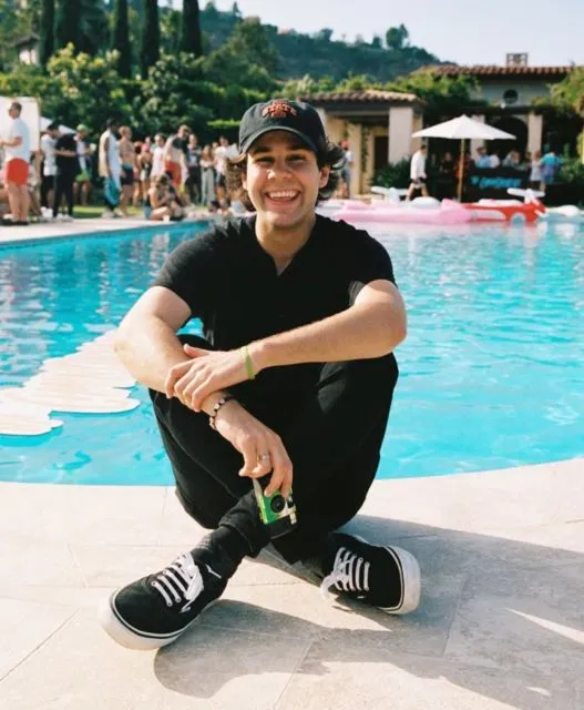 Sempat Hidup Sengsara, Youtuber ini Kini Sukses Punya Kekayaan 102 Miliar di Usia 24 Tahun! 6