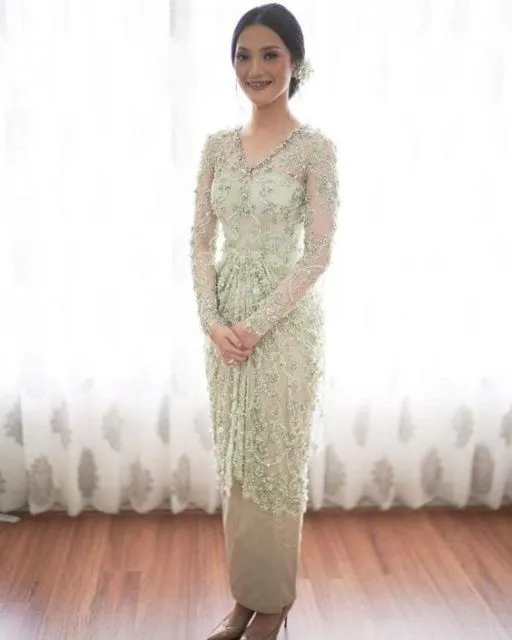 Cerahnya Nggak Norak, Ini Kumpulan Kebaya Biru dan Hijau yang Manis dan Feminin! 11