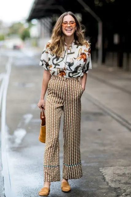 8 Potret Cewek yang PD dengan Baju dan Celana Beda Motif. Unik dan Bisa Ditiru! 14