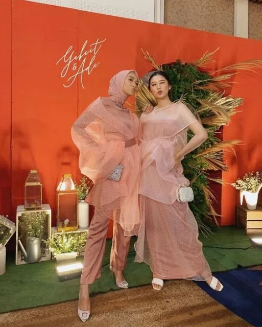 5 Model Kebaya Merah Muda Anti Pasaran di 2020. Adakah yang Sama dengan Punyamu? 8