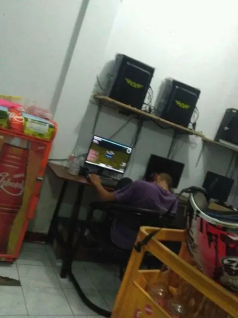11 Pose Kocak Orang-Orang yang Ketiduran di Warnet. Anak Warnet Sejati Bakal Senyum-Senyum Sendiri Lihat ini 12