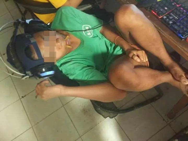 11 Pose Kocak Orang-Orang yang Ketiduran di Warnet. Anak Warnet Sejati Bakal Senyum-Senyum Sendiri Lihat ini 18